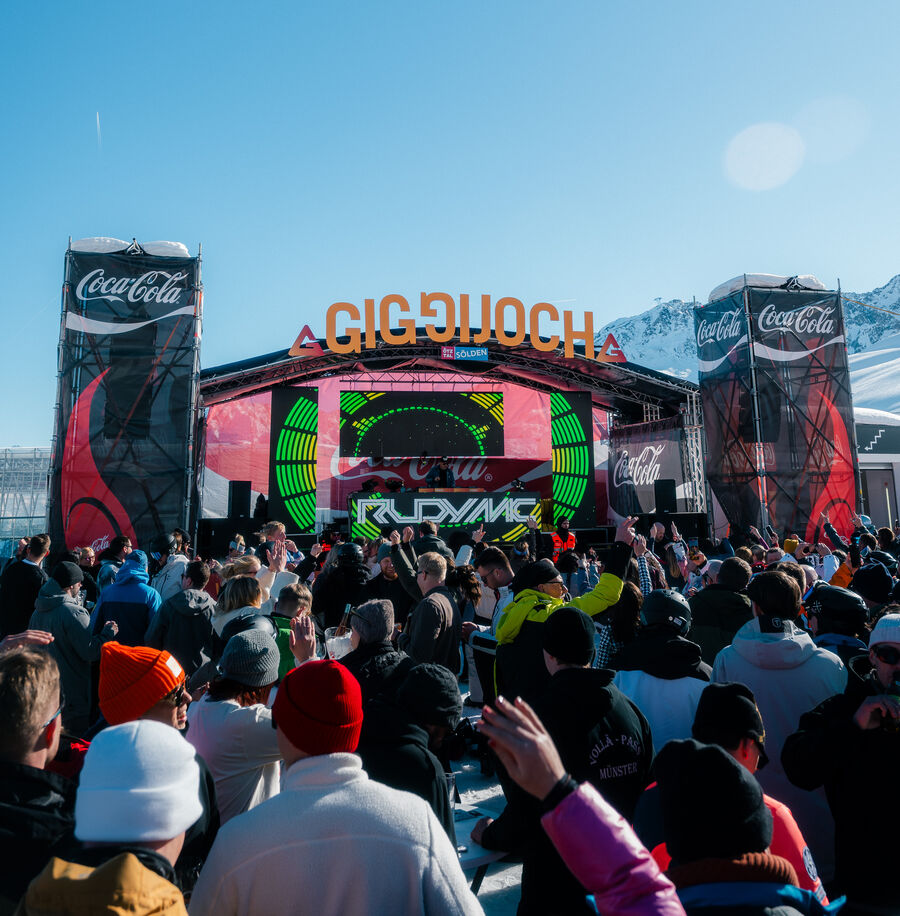 Sölden Party vor der Bühne mit dem Giggijoch-Schriftzug